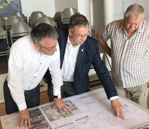 Edelbert Schilling (Mitte) und Ortsbrgermeister Claus Weil (rechts) erlutern Hendrik Hering die Plne fr die Pottumer Dorferneuerung. (Foto: MdL-Bro Hering) 