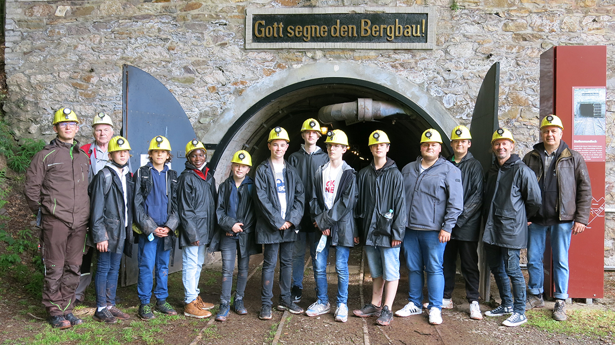 Etwas geschafft von der langen Fhrung am Stollenausgang der Grube Fortuna. Fotos: Jugendpflege der VG Selters