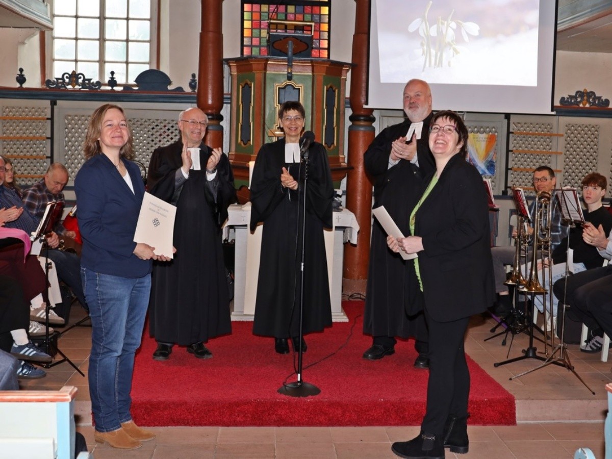 Marina Brado und Susanne Hofmann wurden nach einer zweij�hrigen Ausbildung als neue Pr�dikantinnen in Liebenscheid eingef�hrt. (Fotos: Kirchengemeinde Liebenscheid/Andreas Freund)