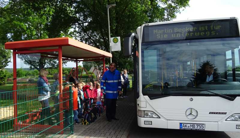 Die Kinder hrten aufmerksam zu: Beim Busfahren werden sie nun keine Fehler mehr machen. Foto: Privat