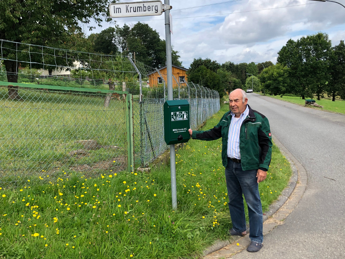 Neuer Ttenspender, angebracht von Gemeindearbeiter Friedhelm Seelbach, an der Kreuzung Im Krumberg  Zum Bergwinkel in Pracht. (Foto: Gemeinde)