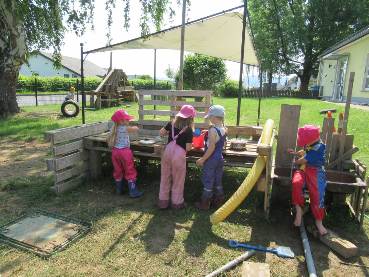 Die Kinder kochen und matschen an der groen Outdoor-Kche, die aus alten Paletten gebaut wurde. (Foto: VG Hamm)