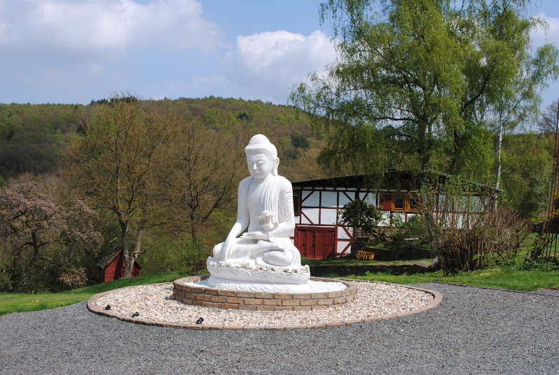 Auf die Spuren Buddhas können sich die Besucher des Vesakh-Festes im Kloster Hassel begeben. Foto: Privat
