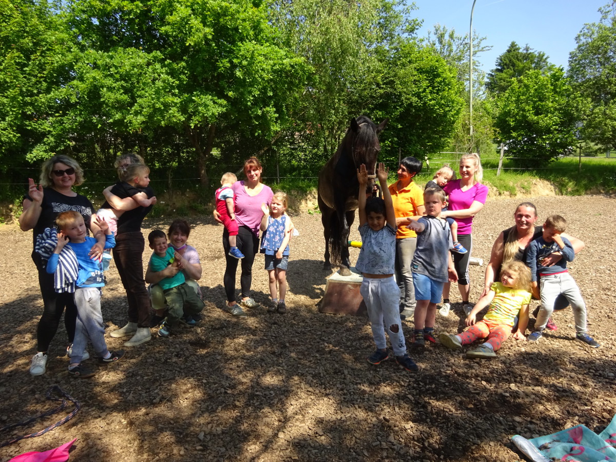 Die Kleinen aus dem Frderkindergarten der Lebenshilfe hatten eine tolle Zeit mit Therapiepferden. (Foto: Lebenshilfe)