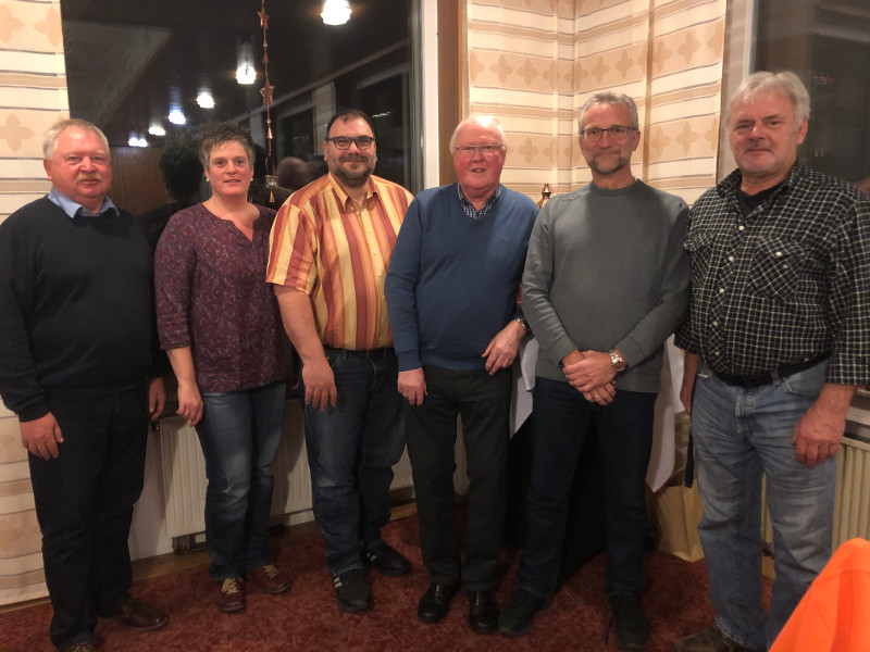 Ortsbrgermeister mit den ausgeschiedenen Ratsmitgliedern; Claudine Hinsche-Varvenne, Andreas Buchen, Werner Schumacher, Klaus Ebach und Reiner Klein (von links)