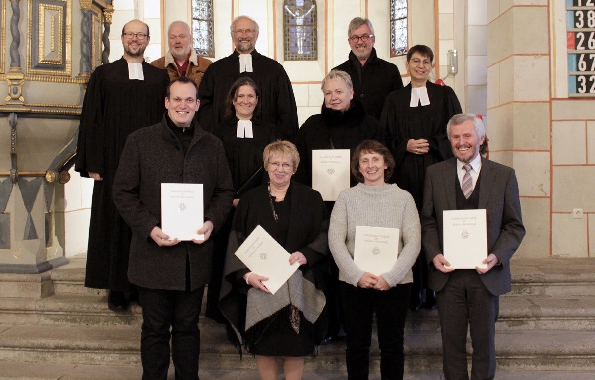 Fnf neue Prdikanten wurden in der St. Bartolomuskirche in Hachenburg-Altstadt eingefhrt. (v.l.) Pfarrer Benjamin Schiwietz, Pfarrer Hartmut Failing, Nils Euteneuer, Pfarrer i.R. Michael Dietrich, Pfarrerin Luise Berroth, Charlotte Bosch-Krau, Ursula Lubitz, Pfarrer Ulrich Schmidt, Bettina Kaiser, Prpstin Sabine Bertram-Schfer, Siegfried Nikesch. (Foto: Sabine Hammann-Gonschorek)