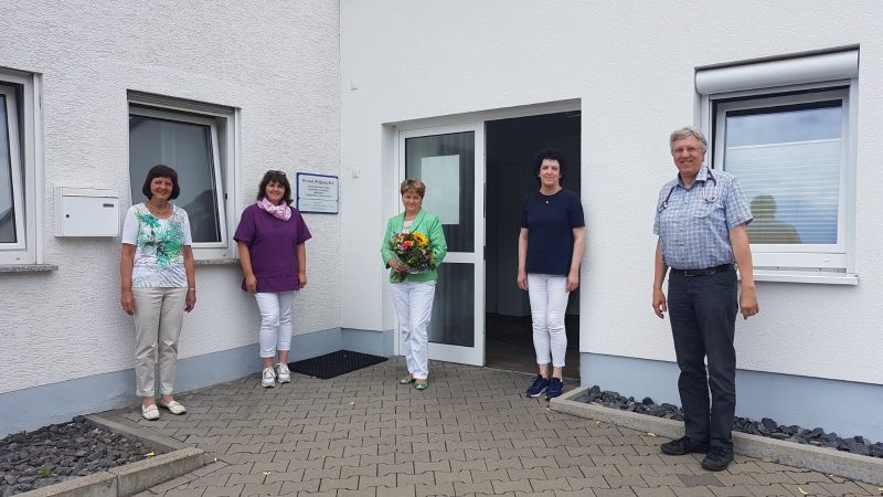 Fachrztin fr Allgemeinmedizin Lilia Herzog (Mitte);  Dr. Brbel Henkel, Marion Grindinger, Rita Kunz und Dr. Wolfgang Renz (v.l.n.r.) freuen sich ber den Facharzt-Nachwuchs. Foto: privat