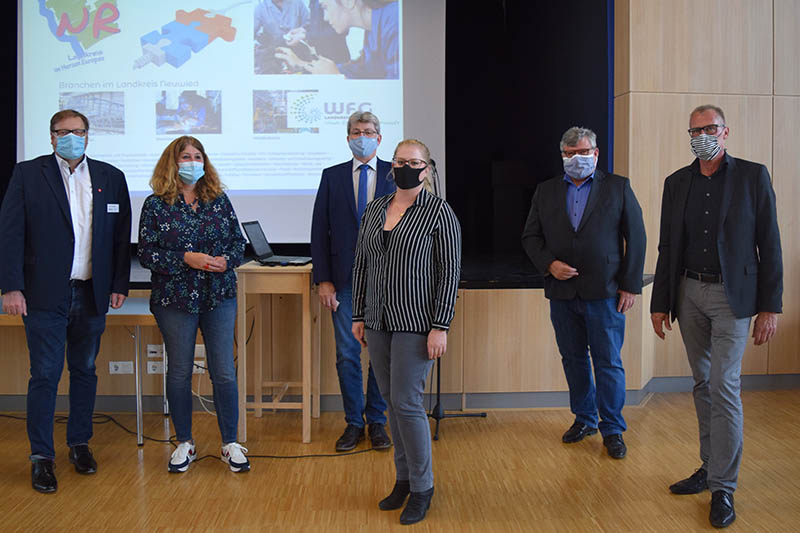 Von links: Dirk Oswald (Schulleiter der David-Roentgen-Schule), Michael Mahlert (Bildungsdezernent), Laura Schaaf (kommunale Bildungsmanagerin/Bildungsmonitorerin), Ralf Seemann (Beigeordneter Stadt Neuwied), Andrea Oosterdyk (Bildungskoordinatorin fr Neuzugewanderte) und Thomas Hennig (zweiter stellvertretender Schulleiter der David-Roentgen-Schule). Foto: Kreisverwaltung