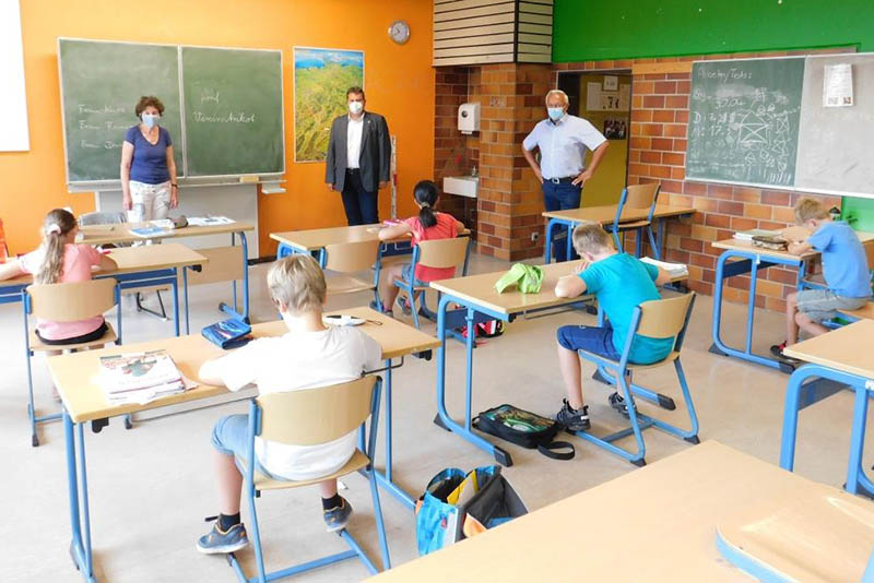 Michel Christ (2.v.l.) und Achim Hallerbach (3.v.l.) berzeugten sich im Wiedtal Gymnasium in Neustadt und besuchten den Kurs der ehemaligen Schulleiterin der Grundschule Windhagen, Ursula Reiner, die als Freiwillige in der Sommerschule unterrichtete. Fotos: Kreisverwaltung