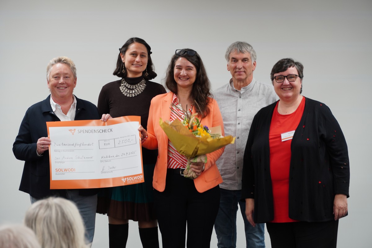Von links: Brgermeisterin Ulrike Mohrs, das Team von "Das andere SchulZimmer" unter Leitung von Frau Ute Schnebel (Mitte), Dr. Maria Decker. Foto: SOLWODI