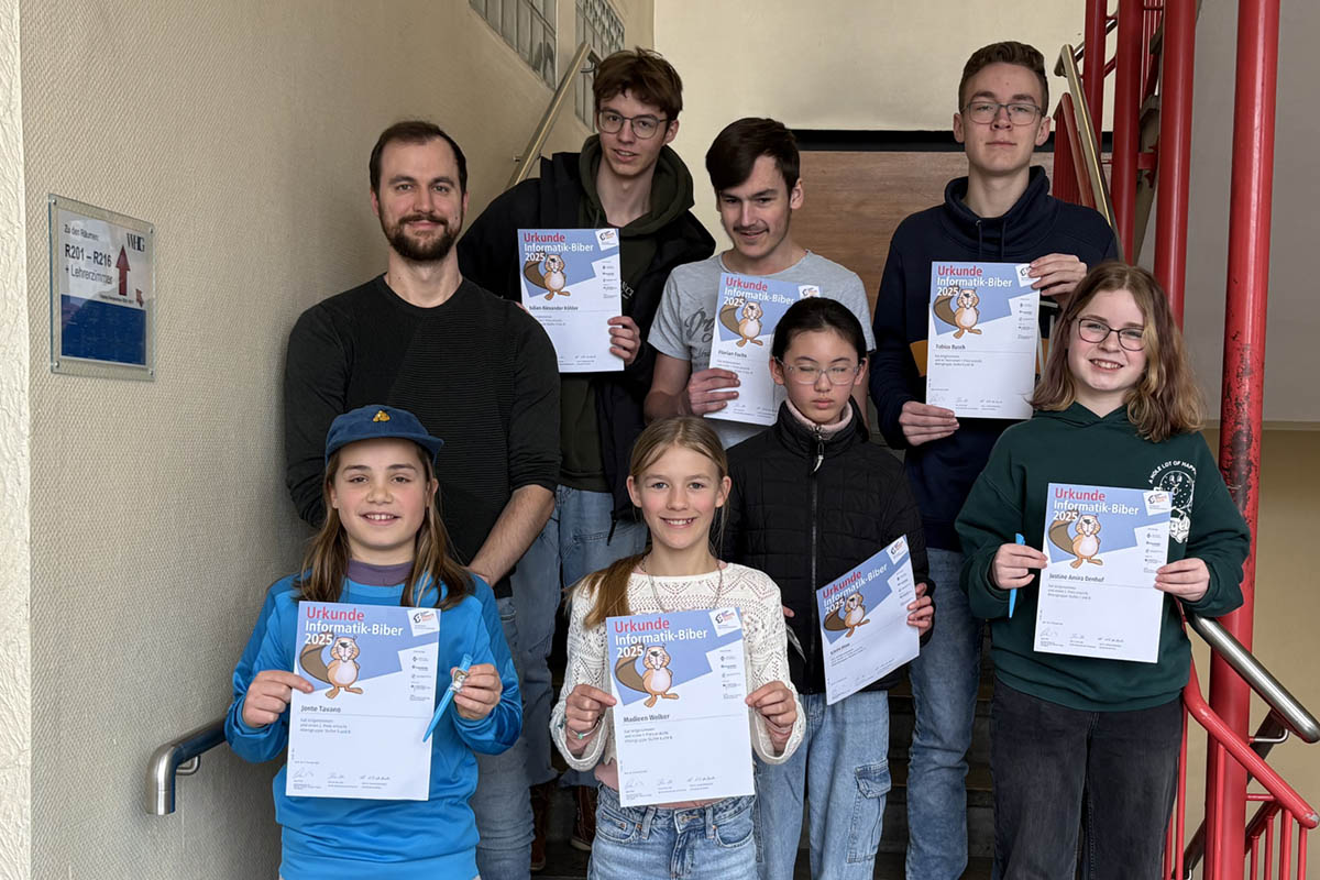 Namen von links nach rechts: Julian Alexander K�hler, Florian Fuchs, Tobias Busch (alle hintere Reihe) sowie Jonte Tavano, Madleen Wolber, Lixin Hou, Justine Amira Denhof (vordere Reihe), dazwischen Informatiklehrer Christoph Rauwolf. Foto Martina Post