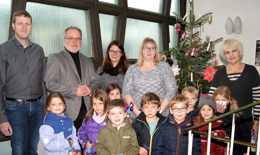 Schnsteiner Kita-Kinder schmckten den Weihnachtsbaum 