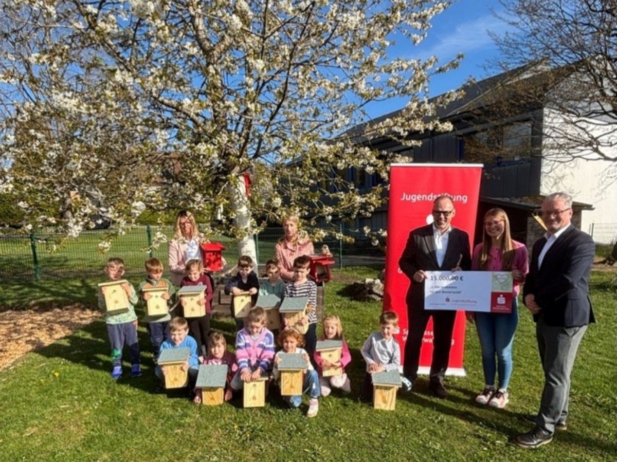 Tina Mees (Sparkasse), Sonja Stahl (Kita Rehe), Andreas G�rg (Vorstandsmitglied Sparkasse), Marie Plamper (Kita Rehe), Henning Kreckel (Sparkasse) und Kinder der Kita Rehe (Foto: Peter Mohr)