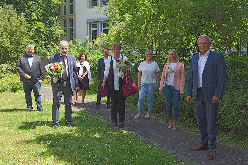 Von links: Im Vordergrund Michael Hirsch mit Anneliese Schlimme und Landrat Achim Hallerbach, begleitet vom Kreisbeigeordneten Michael Mahlert, Personalratsvorsitzenden Birgit Eisenhuth, Personalreferent Oliver Honnef, Sozialamtsleiterin Agnes Ulrich und Broleiterin Diana Wonka. Foto: Kreisverwaltung