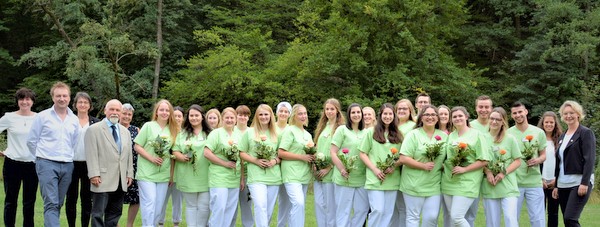 20 Schlerinnen und Schler der Schule fr Pflegeberufe am DRK-Krankenhaus Kirchen freuen sich ber ihr bestandenes staatliches Examen. (Foto: DRK-Krankenhaus Kirchen)