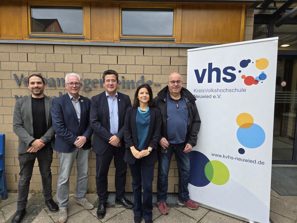 v.l.n.r.: Nils Kranke (Pd. Mitarbeiter kvhs Neuwied), Volker Mendel (Vorstandsvorsitzender kvhs Neuwied), Frank Becker (Brgermeister Verbandsgemeinde Linz am Rhein), Dietmar Neitzert (Schatzmeister kvhs Neuwied), Lisa Melnikova (Auenstellenleitung Linz). (Foto: VGV Linz am Rhein)