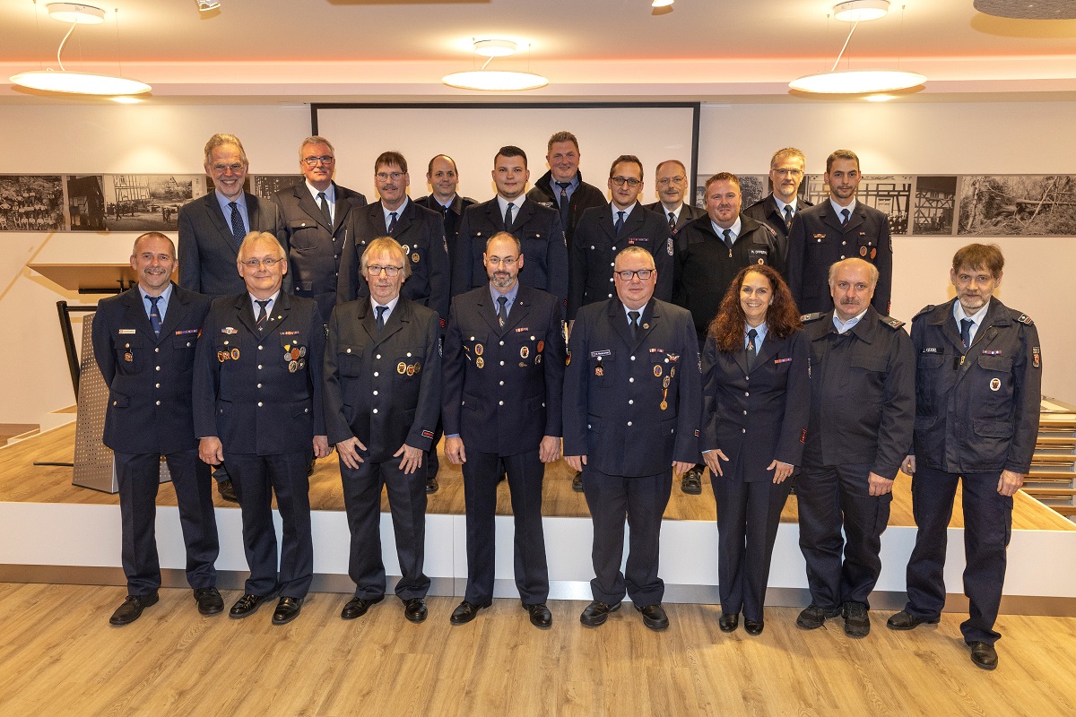 Die auergewhnlichen Ehrungen nahmen der Stellvertretende Brand- und Katastrophenschutzinspekteur des Westerwaldkreises Markus Brenner (hinten 2. v.r.) und Brgermeister Andreas Heidrich (hinten links) gemeinsam vor. Mit den Geehrten freuten sich der Stellvertretende Vorsitzende des Kreisfeuerwehrverbands Westerwald, Michael Itzeck (hinten 4. v.l.) sowie der Wehrleiter der Verbandsgemeinde Bad Marienberg, Klaus Gro (hinten 4. v.r.) und sein Stellvertreter Frank Schiffmann (hinten, 2. V.l.). (Foto: Foto: Rder-Moldenhauer)