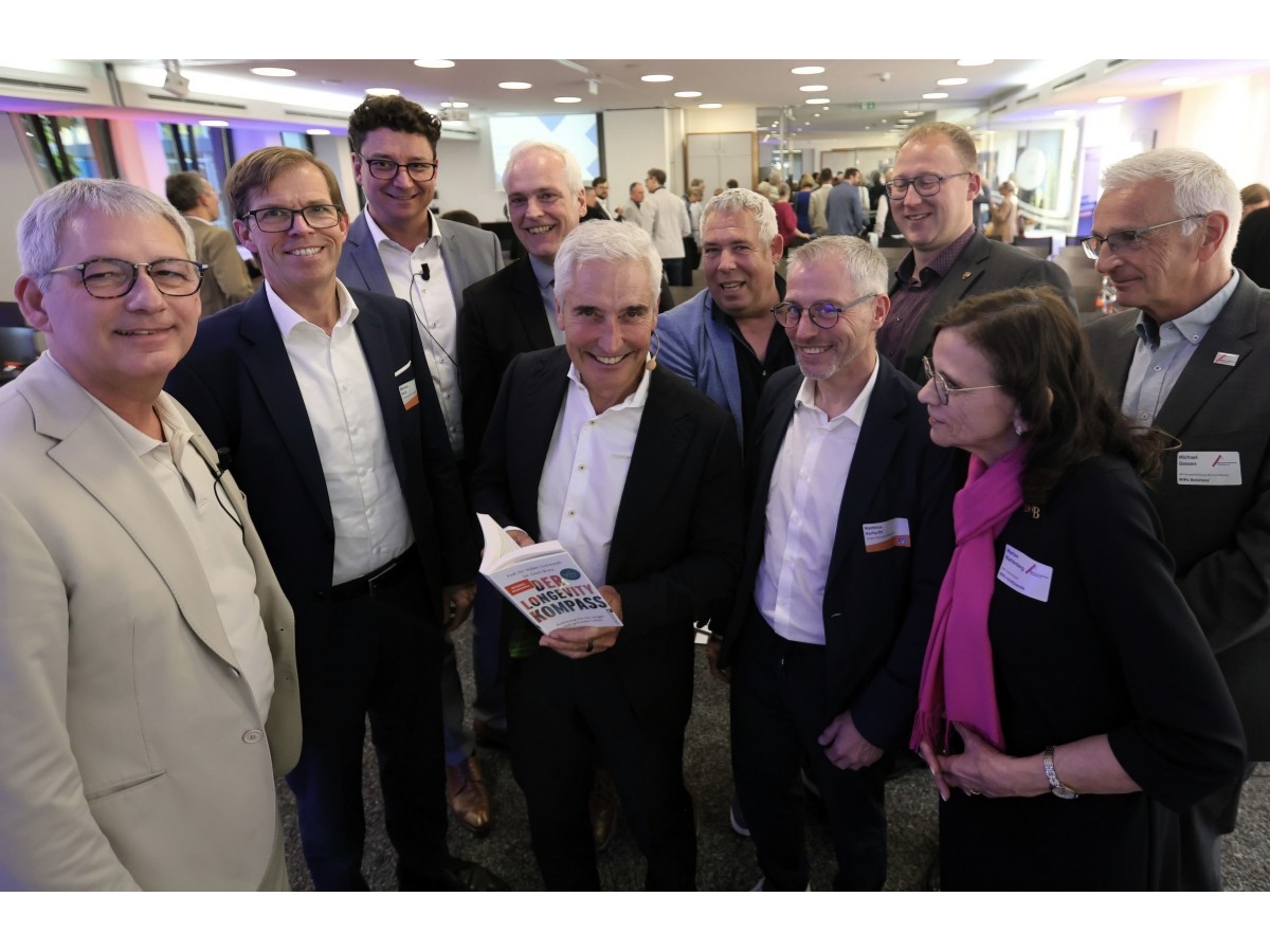 Dr. Gerd Wirtz (Mitte) referiert unter dem Leitsatz "100 ist das neue 80 � Der Longevity-Kompass" bei der Veranstaltung Fr�hlingserwachen der VR Bank RheinAhrEifel eG und dem Wirtschaftsforum Neuwied. (Foto: J�rg Niebergall)