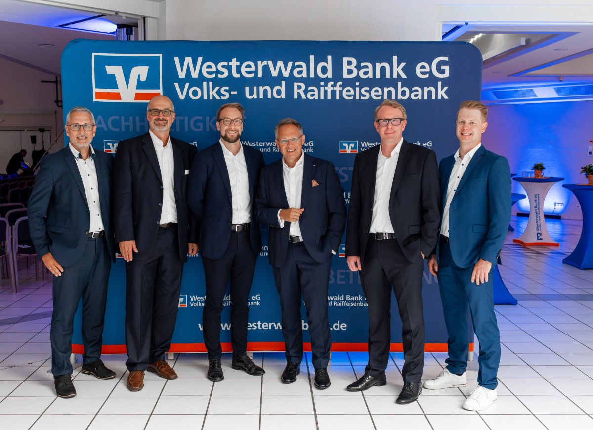 Patrick Becker (Leiter Privatkunden, Westerwald Bank eG), Peter Glden (Vertriebsdirektor, Union Investment), Broer Kalow (Leiter Fondsmanagement UniImmo: Global, Union Investment), Dr. Ralf Klbach (Vorstandssprecher, Westerwald Bank eG), Alexander Wagner (Leiter Multi Asset Retail, Union Investment), Stefan Riebold (Vertriebsdirektor, Union Investment) (Foto: Westerwald Bank eG Volks- und Raiffeisenbank)