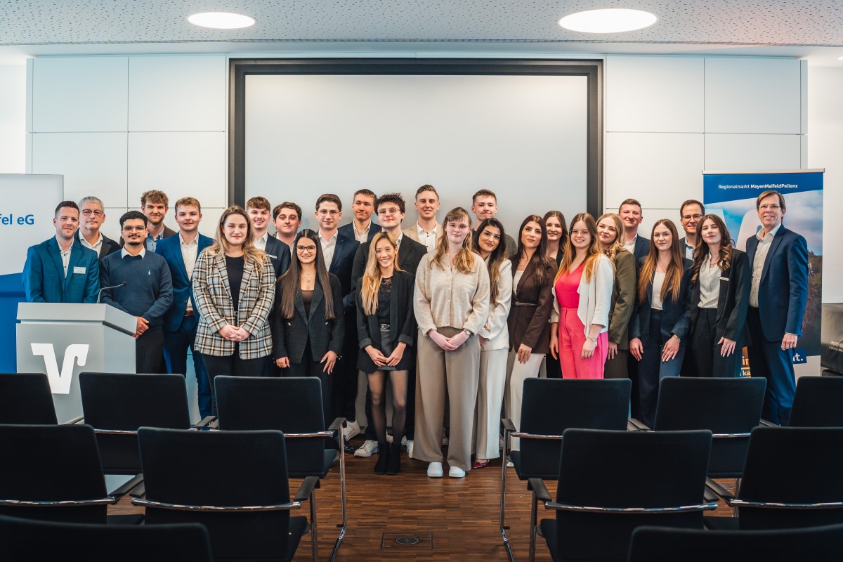 Der Ausbildungsleiter der VR Bank RheinAhrEifel eG, Sven Junglas, Vorstandsvorsitzender Sascha Monschauer, stellvertretender Vorstandsvorsitzender Markus M�ller (zweiter von rechts) und Vorstand Michael C. Kuch (rechts) gratulieren den Auszubildenden zu ihrem erfolgreichen Abschluss. (Foto: Janko.Media)