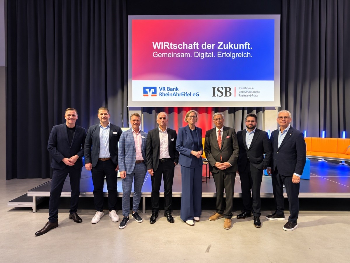 Moderator Holger Wienpahl (SWR), Sascha B�hr (Co-Founder & CEO nuwacom GmbH), Franz-Josef Strau� (Bereichsleiter Unternehmensentwicklung der VR Bank RheinAhrEifel eG), Dr. Ulrich Link, Vorstandsmitglied der ISB Rheinland-Pfalz, Simone Schneider (Staatssekret�rin im Ministerium f�r Wirtschaft, Tourismus, Energie und Klima des Landes Rheinland-Pfalz), Wolfgang Bosbach (Rechtsanwalt und Innenpolitiker), Andreas Schwarz (Kundenberater der ISB Rheinland-Pfalz) und Sascha Monschauer (Vorstandsvorsitzender der VR Bank RheinAhrEifel eG). (Foto: Jonas Jankowski/Janko.Media)