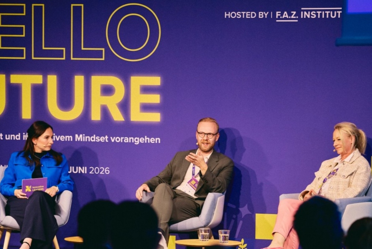 Moderieratorin Sarah Huemer der Frankfurter Allgemeinen Sonntagszeitung im Gespr�ch mit Jan-Erik Burkard, Leiter Unternehmens-kommunikation & Events der VR Bank RheinAhrEifel eG und Gloria Traidl, Programm-Managerin Leadership Strategy Innovation der Frankfurt School of Finance & Management. (Foto: Jonas Ratermann)
