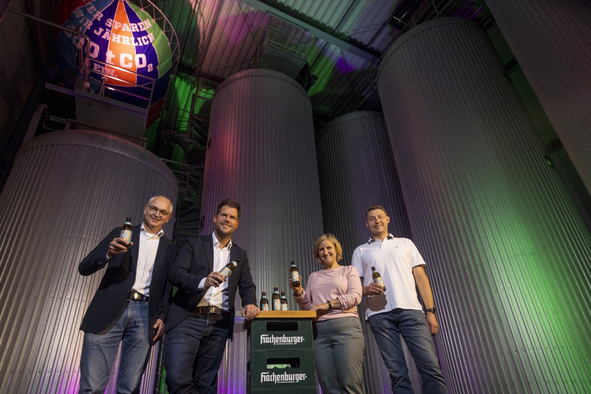 Das Foto wurde im Reifehaus der Brauerei aufgenommen, oben links ist der Ballon der CO₂-Rckgewinnungsanlage zu sehen, in dem das CO₂ aus dem Grungsprozess aufgefangen und zu Kohlensure aufgearbeitet wird. Von links: Gerd Wellmann, Wellmann Anlagentechnik, Brauereichef Jens Geimer, Klimaschutzministerin Katrin Eder, Braumeister der Westerwald-Brauerei Maik Grn (Foto: "WESTERWALD-BRAUEREI")