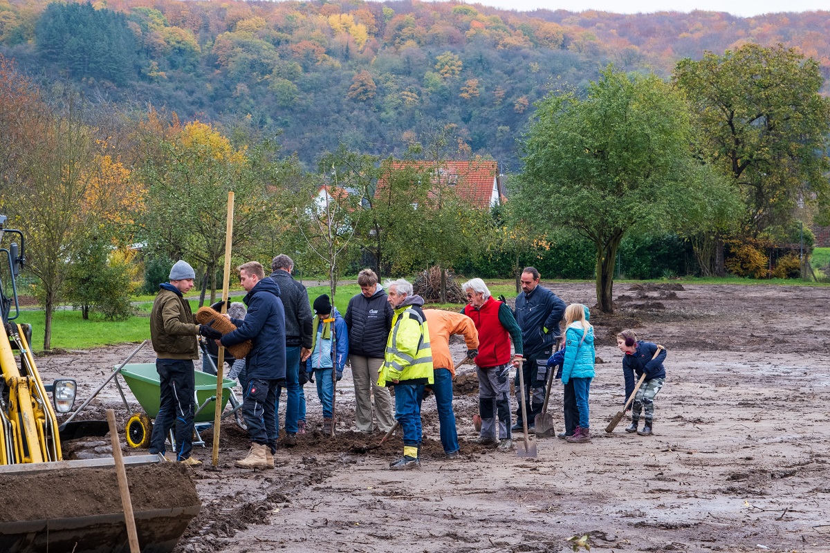 Von Wolfgang Plger (vorne Mitte) ging nicht nur die Initiative zur Brgeraktion Streuobstwiese Unkel aus, der Erste Beigeordnete der Kulturstadt packte bei der Einpflanzung der 60 Obstbume auch selbst mit an. (Foto: Kulturstadt Unkel/ Homann)