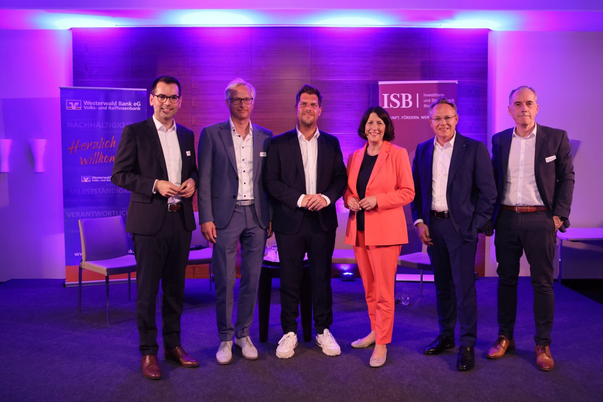 Dr. Jonas Soluk (Moderator), Oliver Mhmel (geschftsfhrender Gesellschafter der Holzwerke van Roje GmbH & Co. KG), Jens Geimer (geschftsfhrender Gesellschafter der Westerwald-Brauerei H. Schneider GmbH & Co. KG), Daniela Schmitt (rheinland-pflzische Ministerin fr Wirtschaft, Verkehr, Landwirtschaft und Weinbau), Dr. Ralf Klbach (Vorstandssprecher Westerwald Bank eG), Dr. Ulrich Link (Vorstandssprecher Investitions- und Strukturbank Rheinland-Pfalz) (Foto: ISB|alexandersell.de)