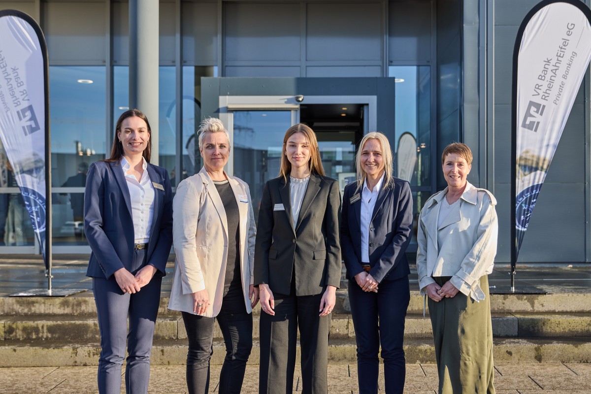 Die Referentinnen der "Women & Finance"-Veranstaltung: Vanessa Koos (Private Banking Managerin der "DZ PRIVATBANK"), Petra M�ller-Thome (Beraterin Private Banking bei der "VR Bank RheinAhrEifel eG"), Maria Maas (Digitale Innovations- und Produktmanagerin der "DZ PRIVATBANK"), Stephanie F�rstel (Bereichsleiterin Private Wealth Management der "DZ PRIVATBANK") und Tini Schmidt (Inhaberin der Keramikwerkstatt "CupLENZ" in Koblenz). (Foto: Picture Colada)