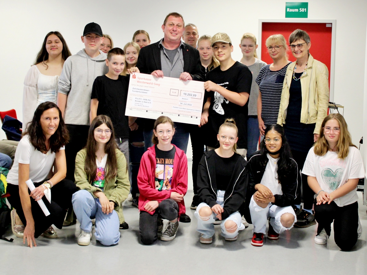 Zur Spendenbergabe prsentierten die Schler den Spendenscheck. (Foto: Gymnasium Betzdorf)