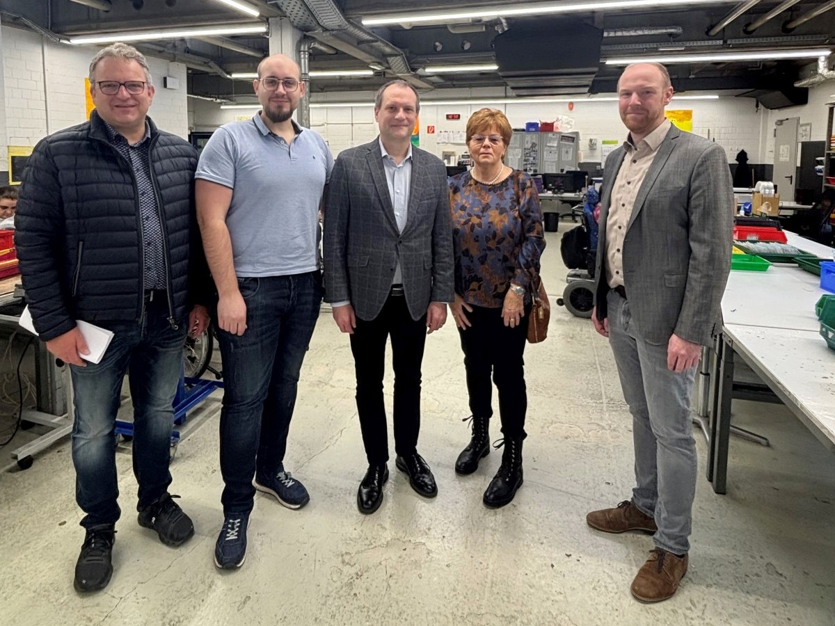 Brgermeister Berno Neuhoff, Werkstattleiter Tobias Baumeister, Geschftsfhrer Michael Blachut, Bettina Grothe (Mitglied im geschftsfhrenden Vorstand der Westerwald-Werksttten) und Johannes Rudolph (Leiter der EAM-Netzregion Altenkirchen) (Foto: Steffen Schulze)