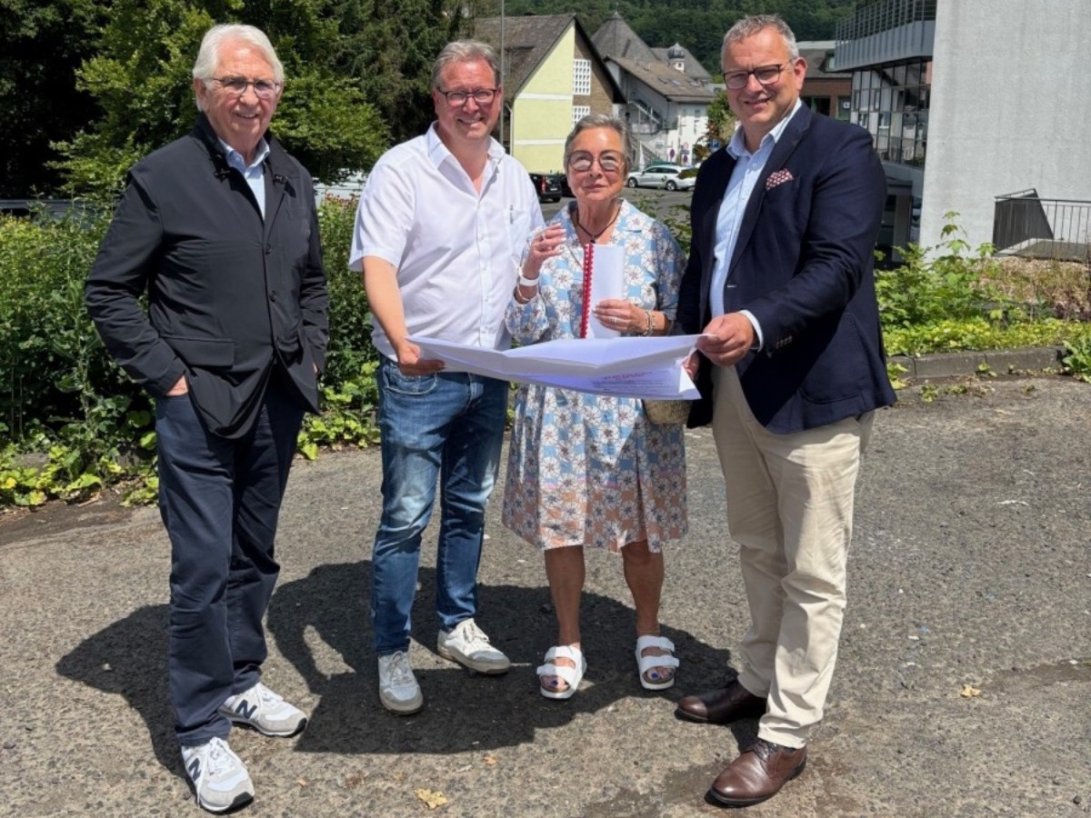 Franz-Rudolf Sanktjohanser, Jrgen Klein, Lilian Sanktjohanser, Berno Neuhoff an der Stelle, wo das neue rztehaus mit Caf und Wohnungen stehen wird. (Foto: Verwaltung)