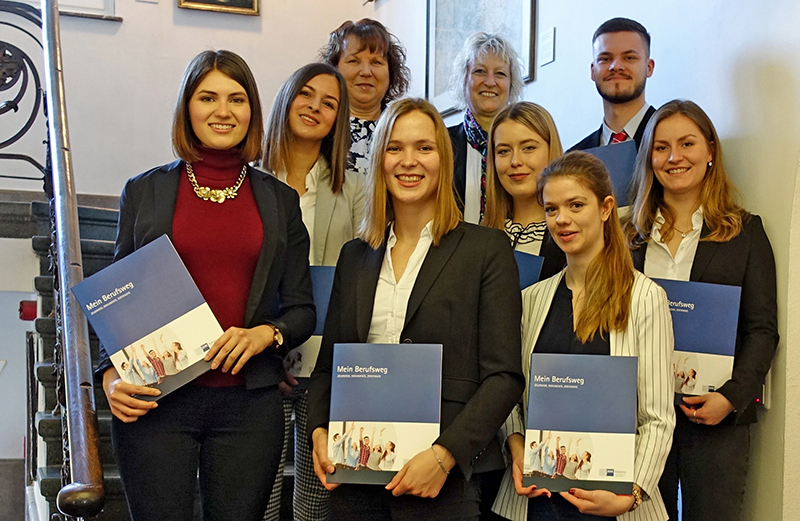 Zum erfolgreichen Abschluss gratulierten Ausbildungsleiterin Rita Gonschior (3. v. l.) und Jutta Damen (5. v. l.) den jungen Bankkaufleuten (v. l. n. r.): Andrea Baumung, Anne Bollinger, Famara Westerhoff, Albina Peters, Lisa Otten, Vinko Puskaric, Alina Rempel; nicht auf dem Bild: Jessica Pankraz. Foto: Sparkasse