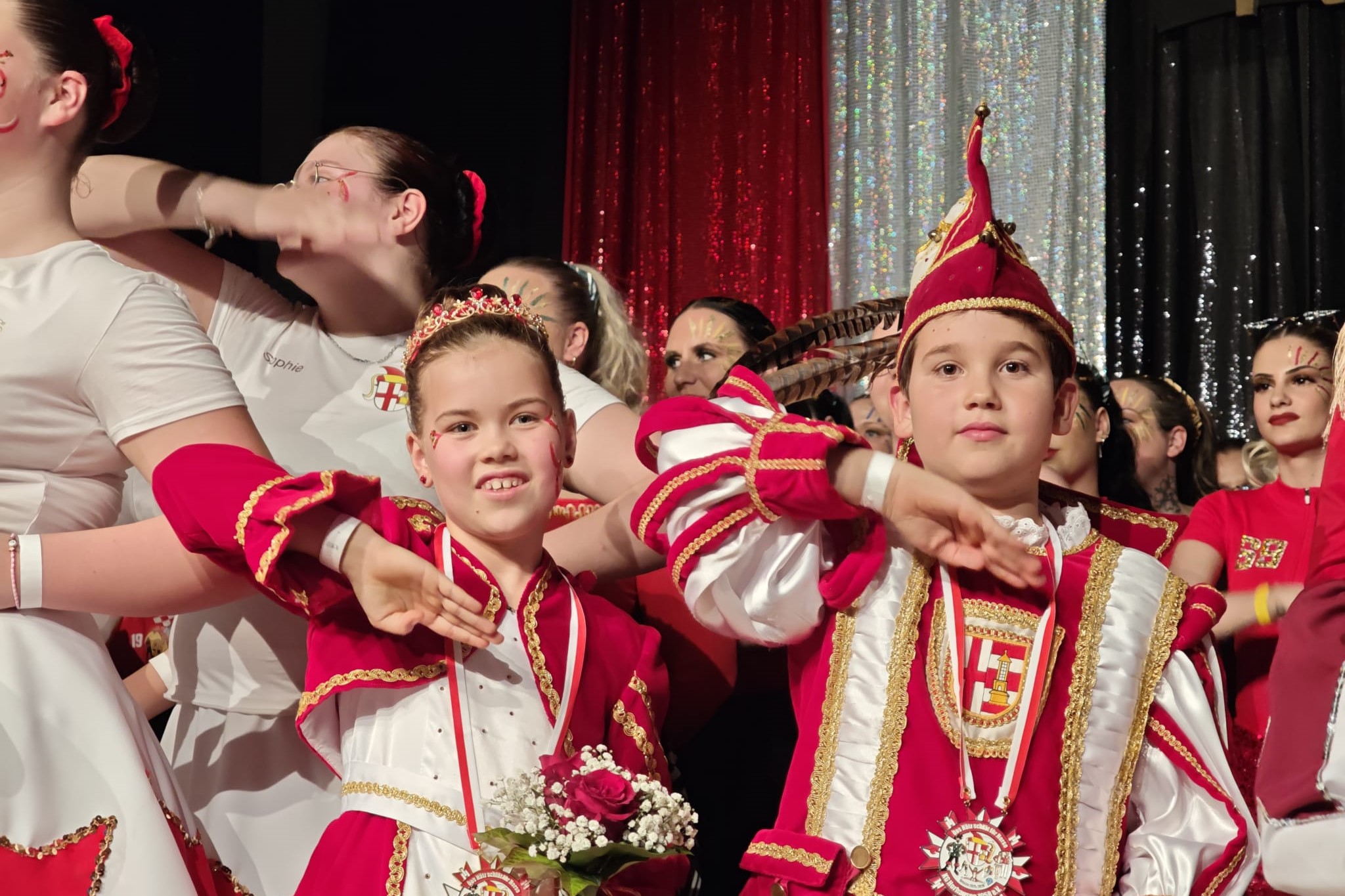 Prinzessin Marie (links) und Prinz Carlo reigieren als Kinderprinzenpaar die Horser Narren (Bilder: kk)