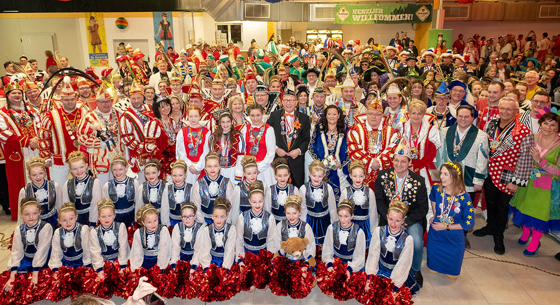 Die Karnevalisten vom Rhein und vom Westerwald mit ihren Tollitten, Prinzenpaaren, Tanz- und Musikgruppen prsentierten sich einmal mehr im Forum Center in Unkel als Botschafter des Frohsinns Foto. privat