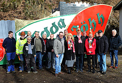 Der Frderverein der KG Herdorf, der KG Vorstand, das Prinzenpaar und die freiwilligen Helfer vor dem neuen Prinzenwagen. Foto: anna