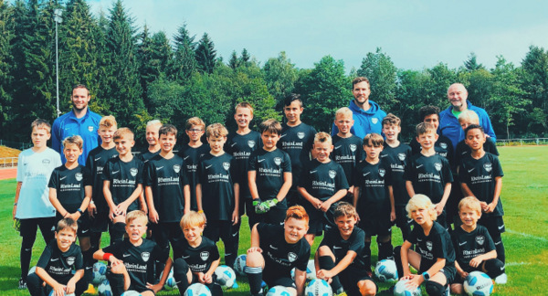 Der frhere Fuballnationalspieler und Bundesligatrainer Horst Kppel (hinten rechts) brachte bestes Wetter mit ins Kirchener Molzbergstadion. (Foto: privat)