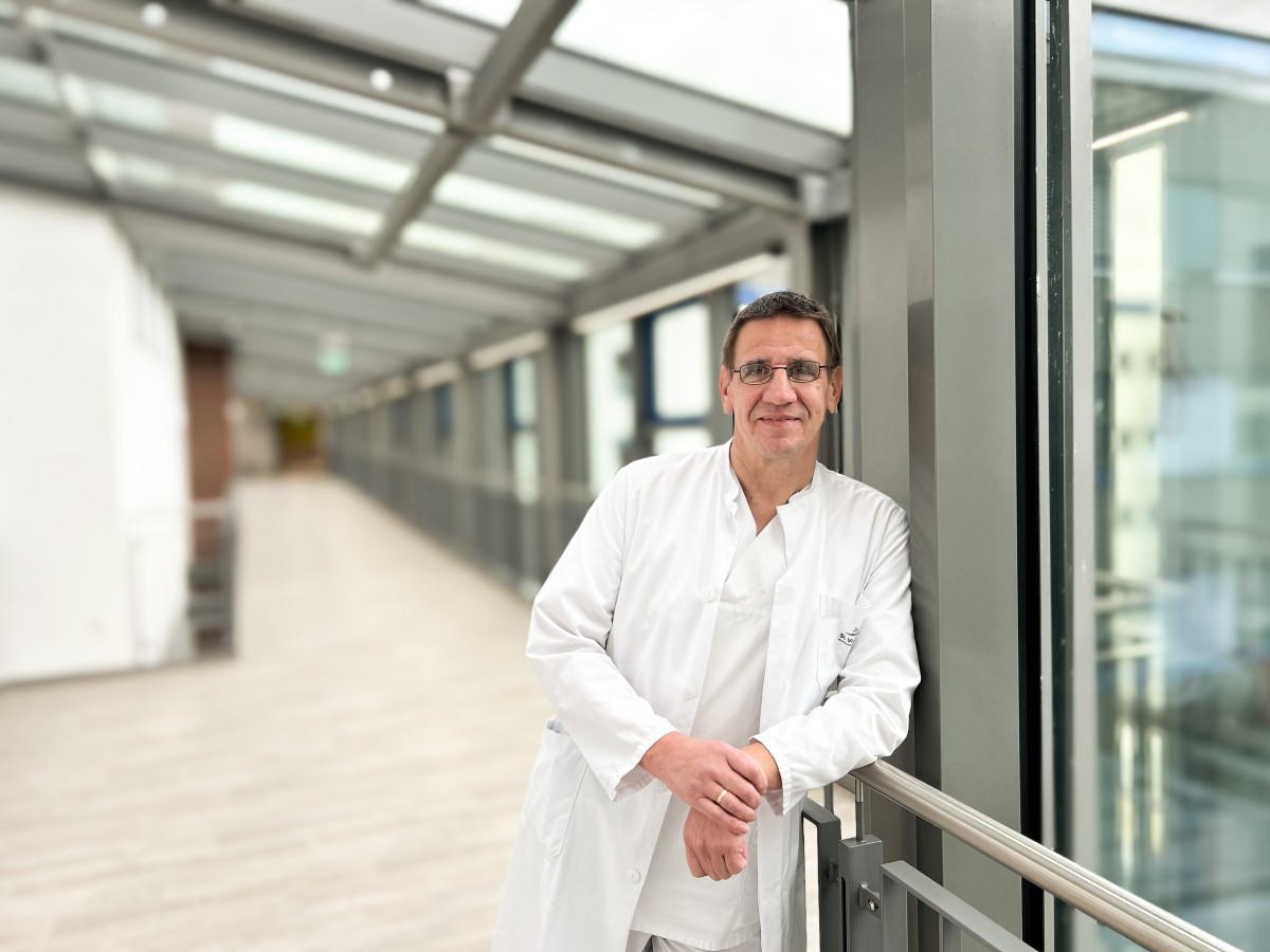 Mit seiner langj�hrigen Erfahrung bringt der neue Chefarzt Prof. Dr. Dr. Oliver Jung nicht nur exzellente fachliche Kompetenz mit, sondern auch ein tiefes Verst�ndnis f�r interdisziplin�re Zusammenarbeit und patientenzentrierte Versorgung. Foto: Lea Hirt