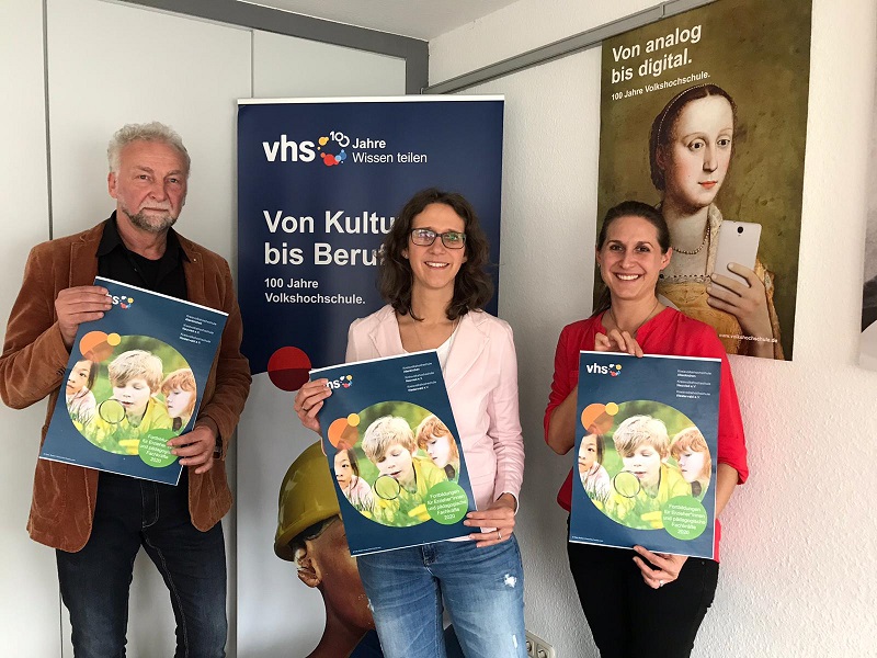 Prsentieren das Fortbildungsprogramm 2020 der Kreisvolkshochschulen fr pdagogische Fachkrfte: (von links) Bernd Kohnen (KVHS AItenkirchen), Simone Kirst (KVHS Neuwied) und Tina Schradi (Westerwaldkreis). (Foto: Kreisverwaltung) 