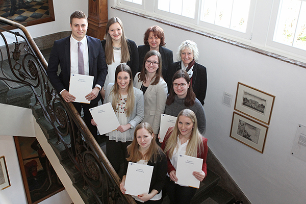 Bei der bergabe der Zeugnisse im Roentgen-Museum: v. l. n. r. Florian Schneider, Catrin Marhofer, Kyra Odenthal, Regina Selzer, Anne Wagener, Rita Gonschior (Ausbildungsleiterin), Katrin Fischer, Evelyn Falkenstein und Jutta Damen (Personalmanagement), nicht im Bild: Hannah Kirchhoff. Foto: Sparkasse