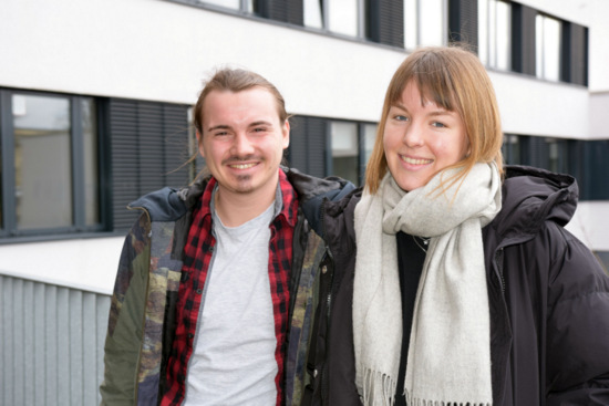 Kevin Reinert aus Bergkamen und Luise-Victoria Badenhoop aus Mainz sind im Herbst fr ihr Bachelorstudium in Psychologie nach Siegen gezogen. (Foto: Universitt Siegen) 