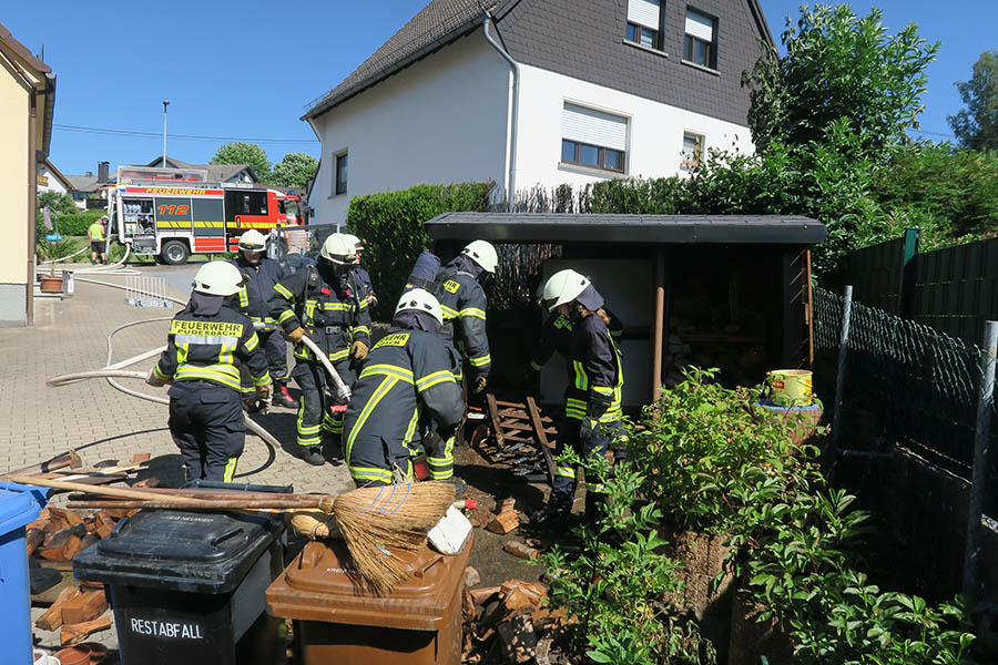 Zwei Heckenbrnde beschftigen die Feuerwehr Puderbach