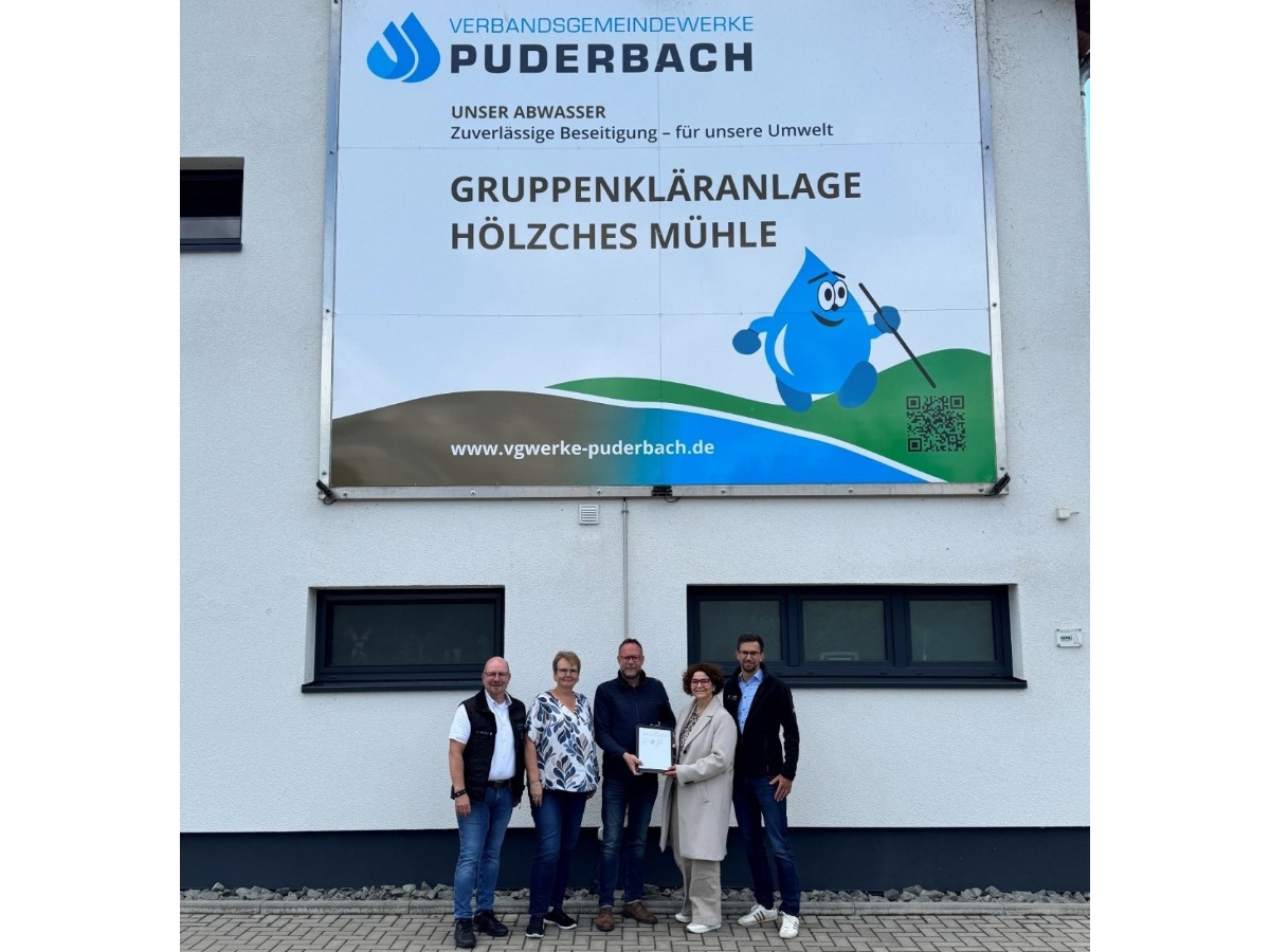 Technischer Werkleiter Heiko Weller (VG Puderbach), kaufm�nnische Werkleiterin Ilona Sch�fer (VG Puderbach), B�rgermeister Sven Sch�r (VG Puderbach), B�rgermeisterin Gabriele Greis (VG Hachenburg) und Werkleiter Thomas Welters (VG Hachenburg) (Foto: Verbandsgemeindeverwaltung Hachenburg)