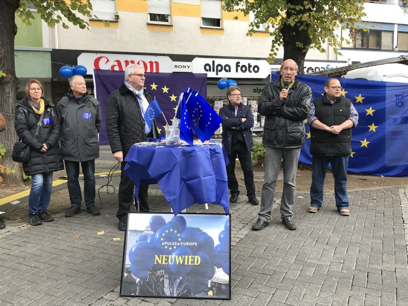 Pulse of Europe Neuwied hatte die Europaabgeordneten Dr. Werner Langen und Norbert Neuser zu Gast. Fotos: privat