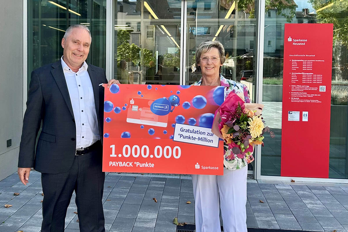 Carsten Nafe, Abteilungsdirektor Private Banking, gratulierte der Punkte-Millionrin Doris Foegelle zu ihrem Gewinn. Foto: Michelle Keusch