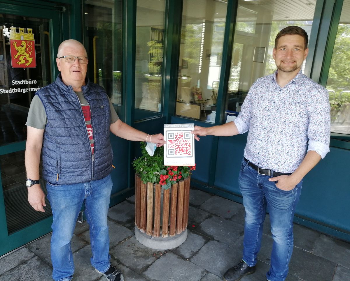 Matthias Gibhardt (rechts) und Gnter Imhuser stellten den groen Aufkleber mit dem QR-Code vor, der die Tr zum Angebot der Stadtfhrungen ffnet. (Foto: vh)
