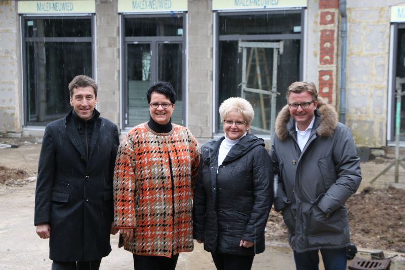 v.l.n.r: Dr. Martin Koch, Elisabeth Disteldorf, Ursula Ewens (Leiterin des ambulanten Pflegedienstes Hilfe Daheim) und Bernd Saas (geschftsfhrender Gesellschafter der Lenz & Saas Immobilienanlagen GmbH). Foto: Katharina-Kasper-Gruppe