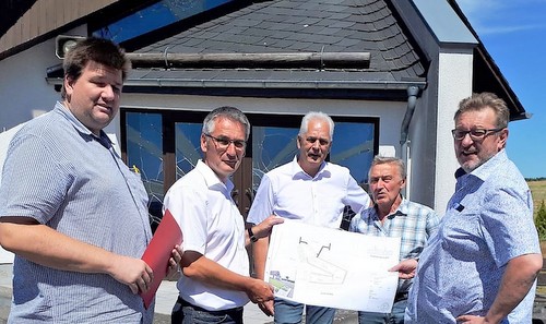 Beim Besuch in Mrlen: (von links) Beigeordneten Thomas Mockenhaupt, MdL Hendrik Hering, Ortsbrgermeister Thomas Ax, Jrgen Hauft sowie Planer Jrgen Mudersbach.(Foto: MdL-Bro Hendrik Hering) 