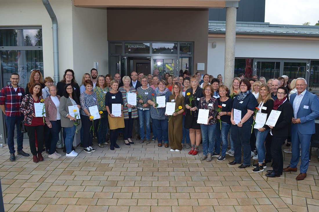 Am 4. Kita-Fachtag des Landkreises Neuwied im Brgerhaus in Neustadt/Wied erhielten 34 Kindertagessttten aus dem Kreisjugendamtsbezirk Neuwied aus den Hnden von Professor Armin Schneider und Landrat Achim Hallerbach die Zertifikate zum erfolgreichen Abschluss des erfolgreich absolvierten QiD-Prozesses. Foto: pr